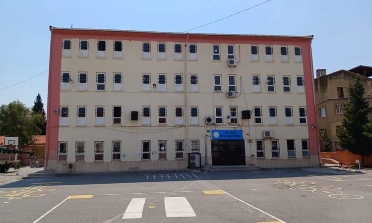 Son Gelişme: Eğitim Sen İzmir 2 No'lu Şube: Bayraklı'da bir ortaokulda öğrencinin çantasında bıçak ve silah bu