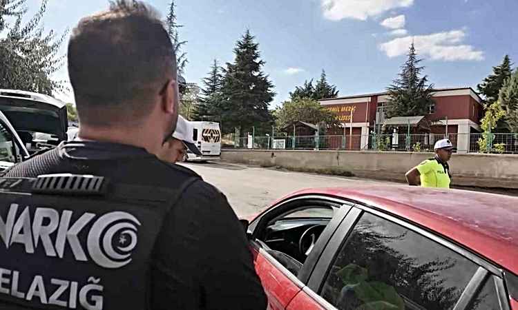 Son Gelişme: Elazığ’da ehliyetsiz sürücüye 81 bin TL ceza: Gelişmeler Takip Ediliyor