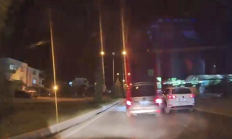 Son Gelişme: Elazığ'da makas atarak trafiği tehlikeye atan hafif ticari araç görüntülendi: Gelişmeler Takip Ed