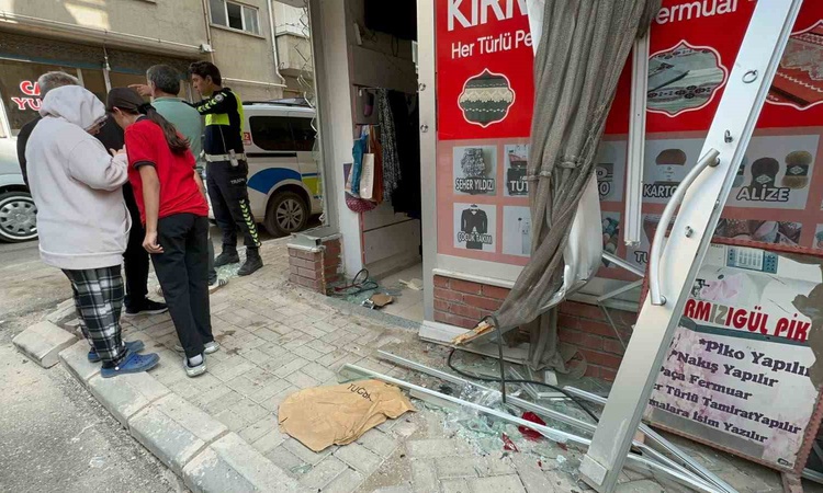 Son Gelişme: Elazığ'da minibüsle çarpışan taksi terzi dükkanına çarptı, 1 kişi yaralandı