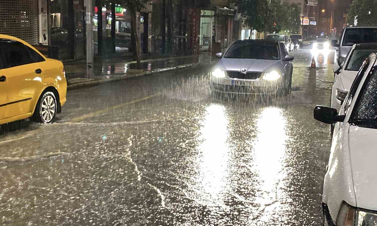 Son Gelişme: Elazığ'da sağanak hayatı olumsuz etkiledi, sürücüler zor anlar yaşadı ve Merak Edilenler