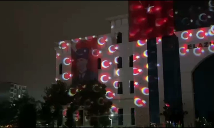 Son Gelişme: Elazığ Valilik binası 29 Ekim öncesi Türk bayrağı ve ay yıldızla ışıklandırıldı - Son Dakika Bilg
