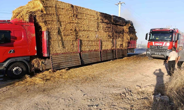 Son Gelişme: Elmadağ’da bir kamyonetteki saman balyaları yandı