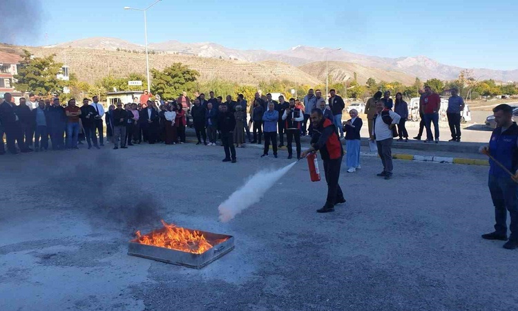 Son Gelişme: Erzincan İl Sağlık Müdürlüğü personeli AFAD'la uygulamalı yangın tatbikatına katıldı - Son Dakika