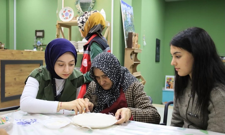 Son Gelişme: Erzincan'da 'İyilik Var' Projesi kapsamında gençler ve yaşlılar seramik boyadı - Son Dakika Bilgi