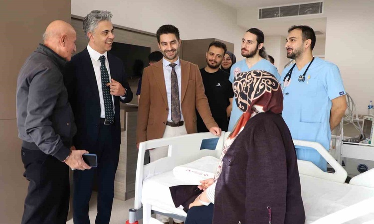 Son Gelişme: Erzincan'da Rektör Kuyrukluyıldız ve Başhekim Taş yatan hastaları ziyaret etti ve Merak Edilenler