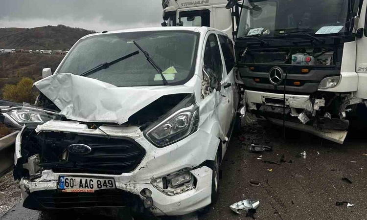 Son Gelişme: Erzurum Aşkale'de zincirleme kazada 3 araç hasar gördü, yol tek yönlü kapandı ve Merak Edilenler