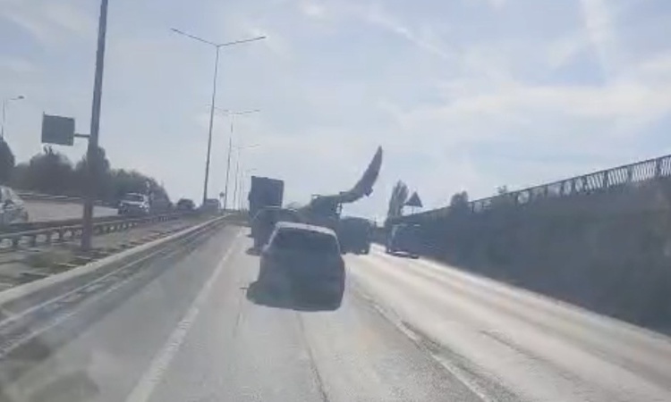 Son Gelişme: Eskişehir çevreyolunda tırla taşınan rüzgar türbini kanadı trafiği yavaşlattı - Son Dakika Bilgil