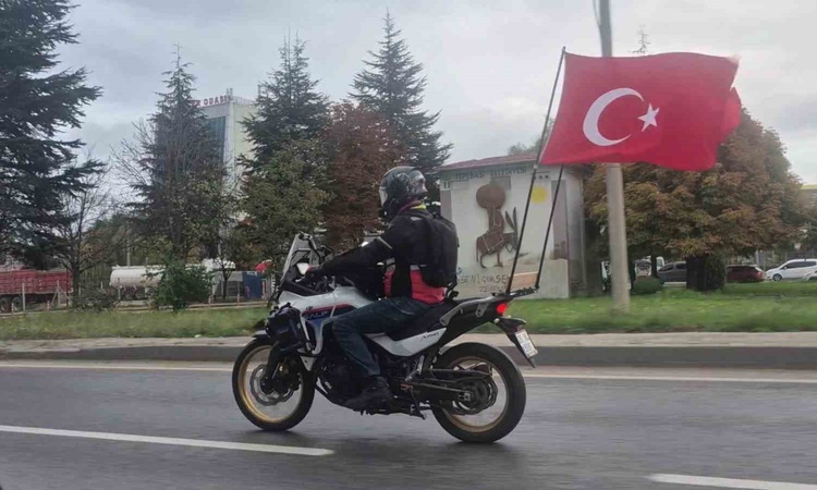 Son Gelişme: Eskişehir'de motosiklet sürücüsü 29 Ekim coşkusunu bayraklarla çevre yoluna taşıdı: Gelişmeler Ta
