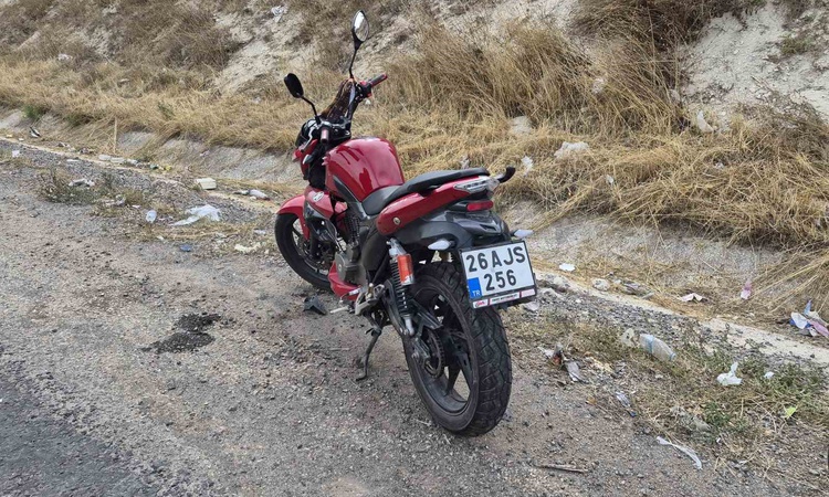 Son Gelişme: Eskişehir'de motosikletin tekeri kilitlenince sürücü düşüp hafif yaralandı ve Merak Edilenler