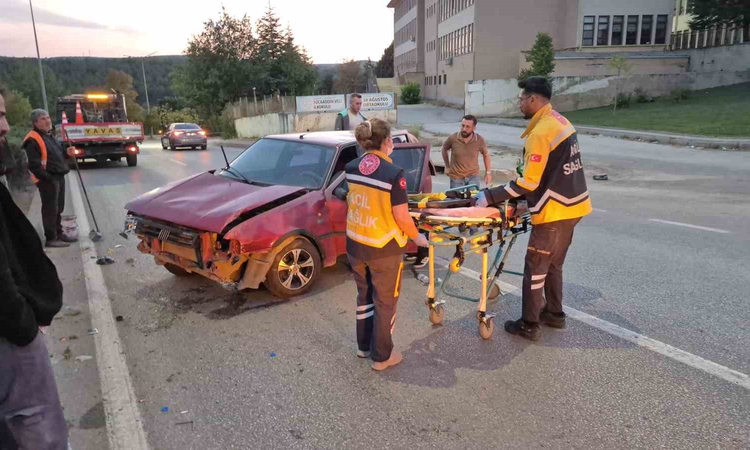 Son Gelişme: Eskişehir Odunpazarı'nda otomobil aydınlatma direğine çarptı, sürücü yaralandı ve Merak Edilenler
