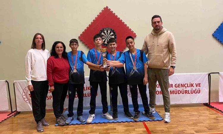 Son Gelişme: Eskişehir'de okul sporları dart yıldız erkeklerde İstiklal Ortaokulu birinci oldu