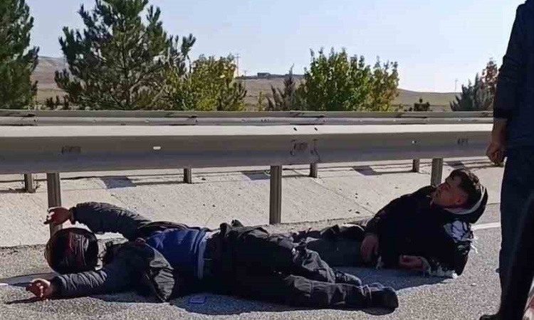 Son Gelişme: Eskişehir Sivrihisar'da refüje çarpan motosiklette 2 kişi yaralandı