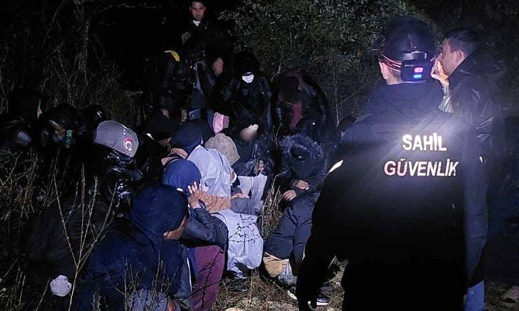 Son Gelişme: Ezine'de sahil güvenlik ve polis ekipleri 1'i çocuk 31 kaçak göçmen yakaladı