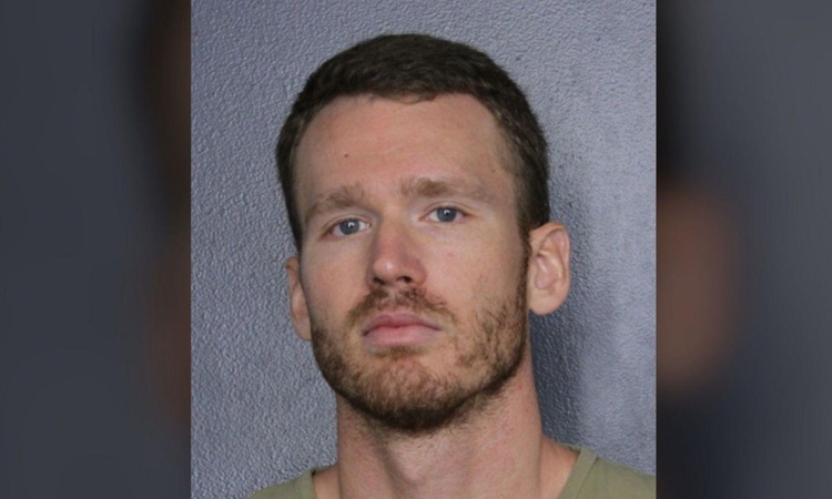 Son Gelişme: Florida'da polis, ölü bulduğu adamın kimliğini çalıp evine yerleşmekle suçlanıyor: Gelişmeler Tak