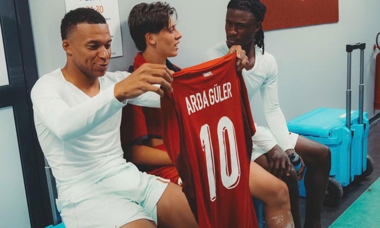 Son Gelişme: Bu fotoğrafın anlamı çok başka! Mbappe'nin Arda Güler'in formasına bakışına dikkat ve Merak Edile