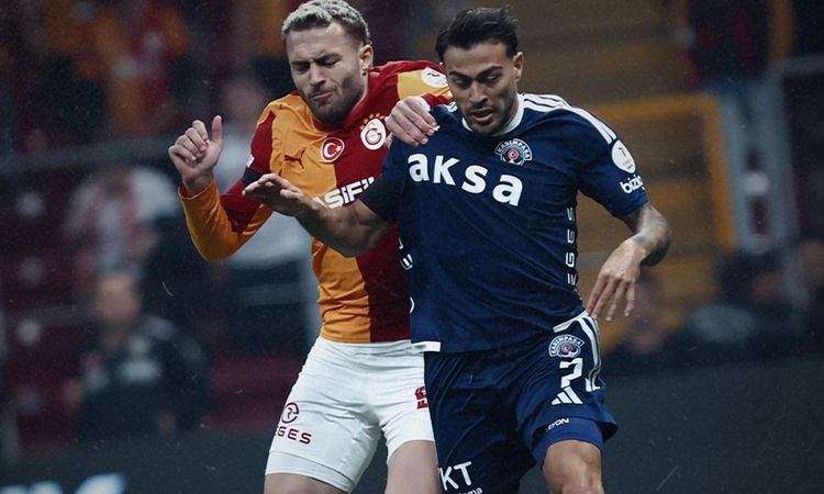 Son Gelişme: Galatasaray, 10 kişi kaldığı maçta son anlarda attığı gollerle güldü: Gelişmeler Takip Ediliyor