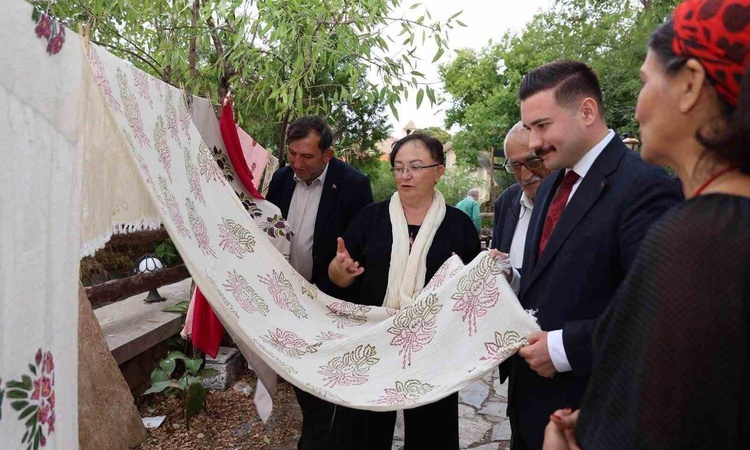 Son Gelişme: Gökçeada'da Tokat yazmacılığı sergisi düzenlendi, Kaymakam Acar eserleri inceledi - Son Dakika Bi