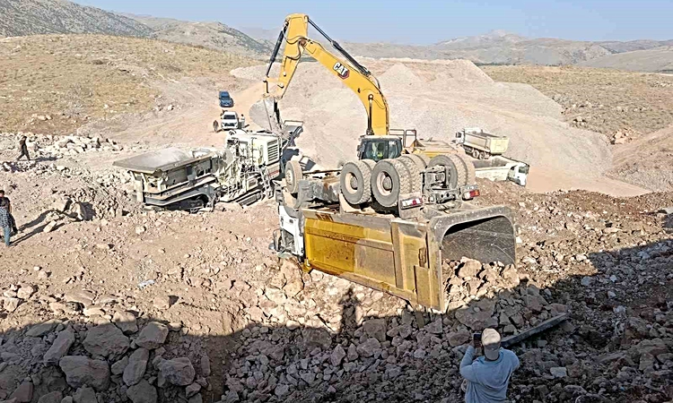 Son Gelişme: Hafriyat kamyonu devrildi: Sürücü yaralandı: Gelişmeler Takip Ediliyor