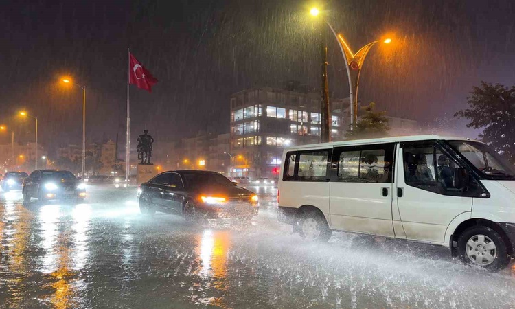 Son Gelişme: Hakkari'de akşam yağmuru cadde ve sokakları suyla kapladı, hayatı olumsuz etkiledi.
