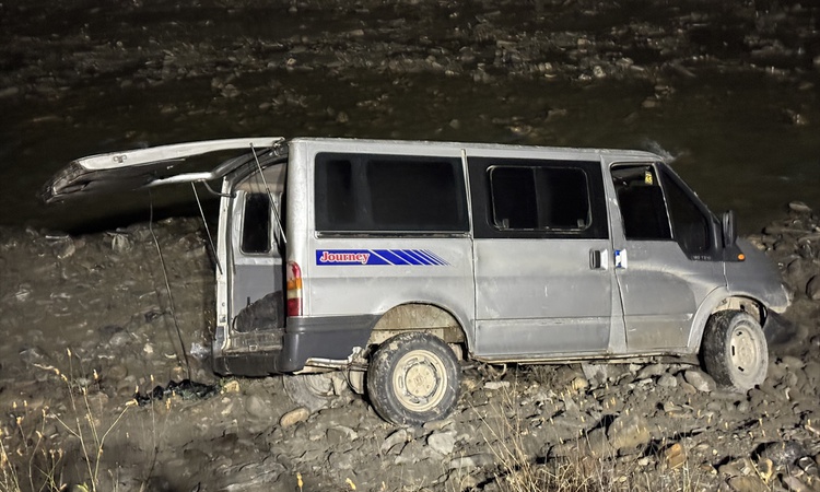 Son Gelişme: Hakkari'de düzensiz göçmen taşıyan minibüs şarampole devrildi, 24 kişi yaralandı: Gelişmeler Taki