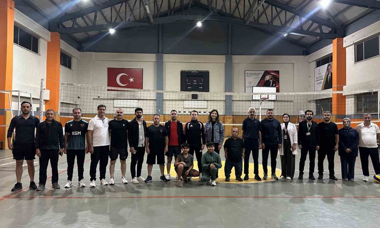 Son Gelişme: Hakkari Yüksekova'da Kaymakam Hülür, kurum müdürleriyle voleybol maçına çıktı: Gelişmeler Takip E
