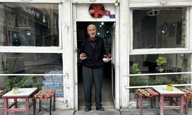 Son Gelişme: Halit Arar, 1981'den beri aynı kahvehanede çay demleyerek kahve kültürünü yaşatıyor