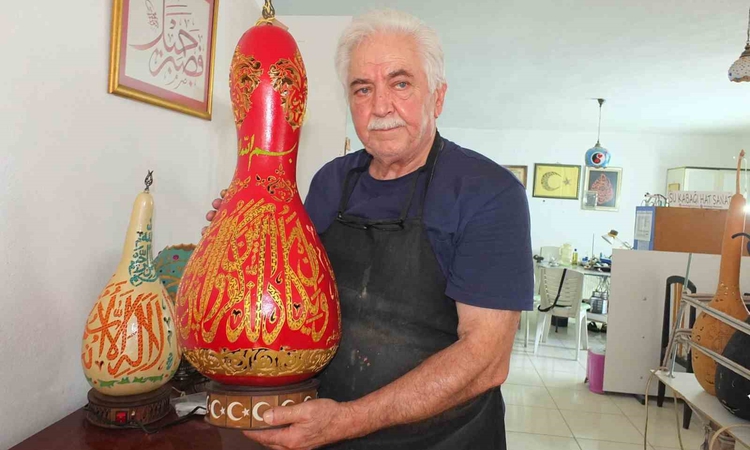 Son Gelişme: Hat sanatçısı su kabağına işlediği eserini, Cumhurbaşkanlığı Külliyesi’ne hediye etmek istiyor |