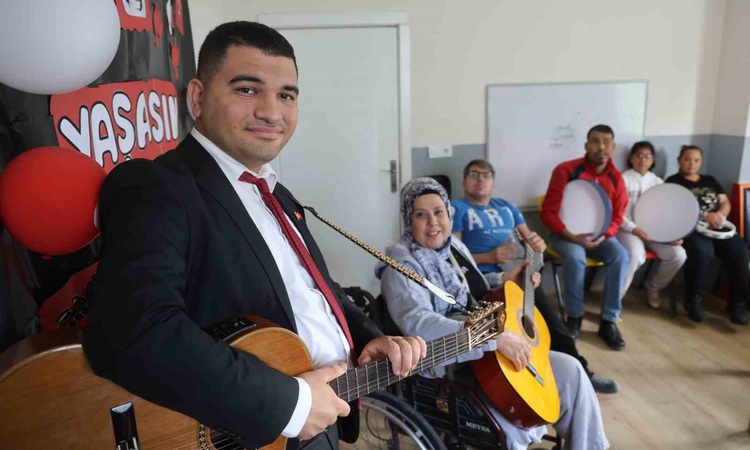 Son Gelişme: Hatay Antakya'da otizmli Ertuğrul Gök, 6 enstrüman çalıp müzik öğretmeni oldu: Gelişmeler Takip E