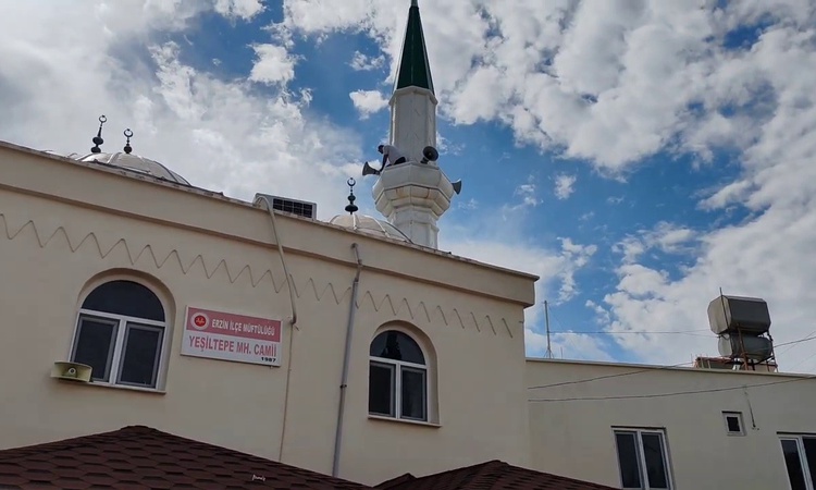 Son Gelişme: Hatay Erzin'de yıldırım cami minaresine isabet etti, elektronik eşyalar zarar gördü