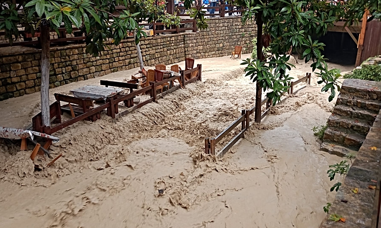Son Gelişme: Hatay Samandağ'da sağanak sonrası taşan sular Hıdırbey'deki işletmelerin içine doldu
