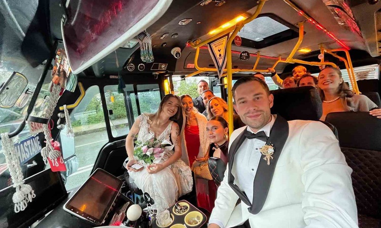 Son Gelişme: Hazal Aslan ve Onur Naci Kamçıcı, Rize'de gelin arabası yerine minibüsle salona gitti: Gelişmeler