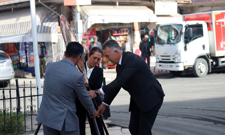 Son Gelişme: Hekimhan'da 19 Ekim Muhtarlar Günü, Muhtarlar Derneğinin çelenk sunumuyla kutlandı - Son Dakika B