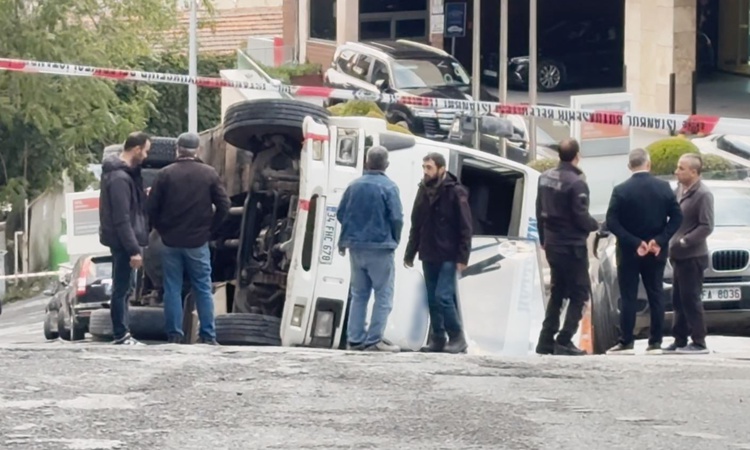 Son Gelişme: İddiaya göre kontrolden çıkan kamyon Beyoğlu'nda yan yattı, sokak trafiğe kapatıldı ve Merak Edil