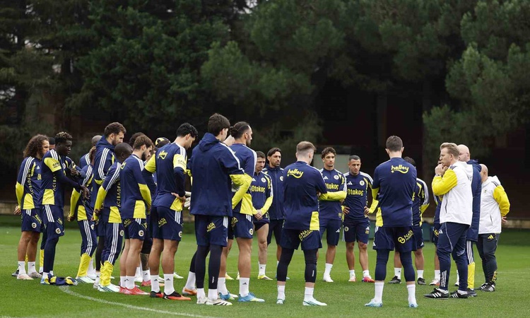 Son Gelişme: İsmail Kartal'la yollarını ayıran Fenerbahçe'de antrenmanda Dirk Kuyt yer aldı ve Merak Edilenler