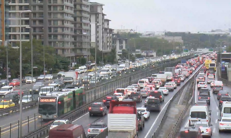 Son Gelişme: İstanbul'da akşam saatlerinde trafik yoğunluğu yağışla yüzde 89'a ulaştı - Son Dakika Bilgileri
