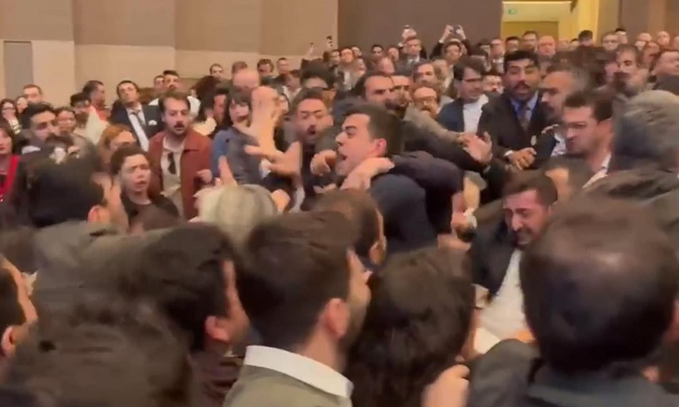 Son Gelişme: İstanbul Barosu seçiminde yumruklu kavga! Açılan bayrak ve atılan sloganla ortalık karıştı