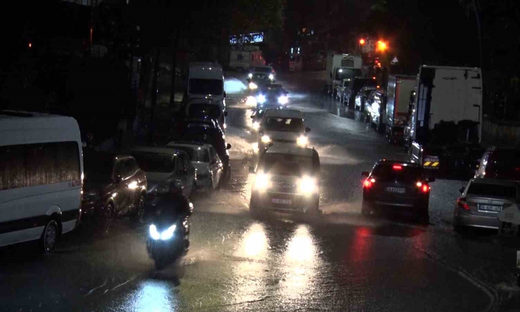 Son Gelişme: İstanbul Eyüpsultan'da sağanak İslambey Caddesi'nde su birikintisi oluşturdu