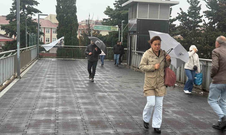 Son Gelişme: İstanbul'da sağanak nedeniyle trafik yoğunluğu yüzde 49 olarak ölçüldü: Gelişmeler Takip Ediliyor
