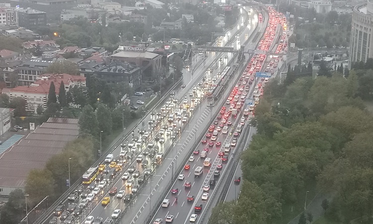 Son Gelişme: İstanbul'da yağış ve Galatasaray maçı trafiği artırdı, yoğunluk yüzde 89'a çıktı | İşte Tüm Ayrın