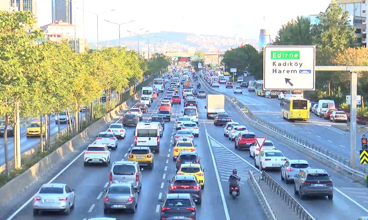 Son Gelişme: İstanbul'da yeni eğitim öğretin döneminin ilk günü trafik yoğunluğu oluştu