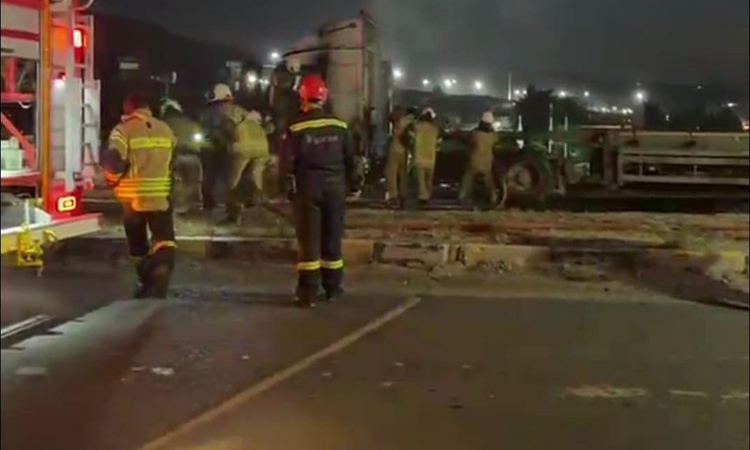 Son Gelişme: İzmir Aliağa'da seyir halindeki tırın kupa bölümü alev aldı, itfaiye söndürdü | İşte Tüm Ayrıntıl