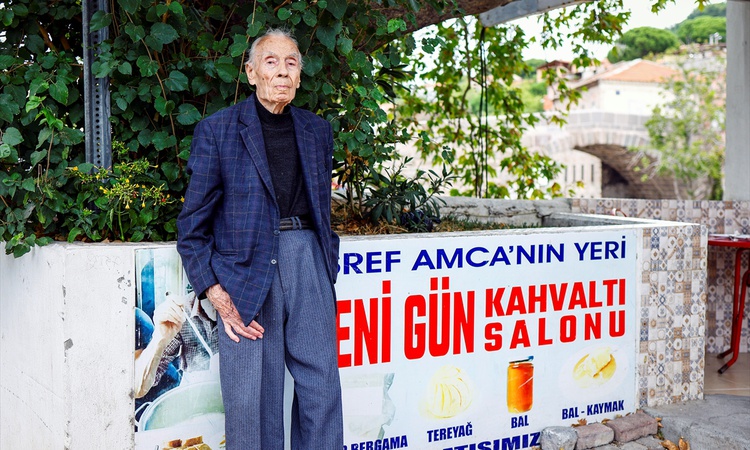 Son Gelişme: İzmir Bergama'da 96 yaşındaki Eşref Taşkın, 80 yıllık dükkanı kapatmaya hazırlanıyor. | İşte Tüm