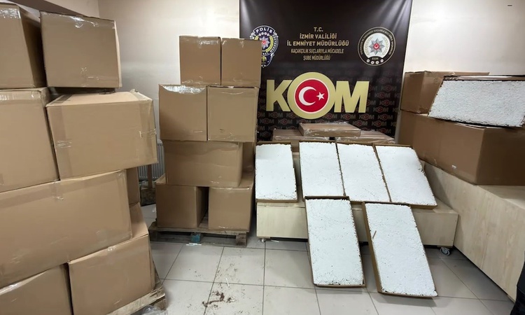 Son Gelişme: İzmir Bornova'da minibüste 1 milyon 100 bin kaçak makaron ele geçirildi: Gelişmeler Takip Ediliyo