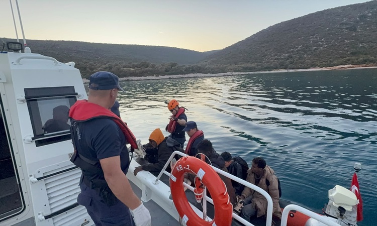 Son Gelişme: İzmir'in Urla ilçesinde İHA grup tespit etti, 3'ü çocuk 30 düzensiz göçmen yakalandı ve Merak Edi