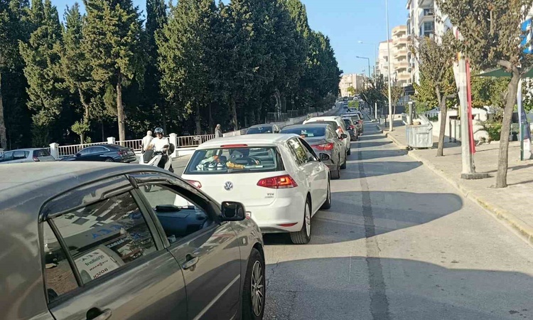Son Gelişme: İzmir'de trafiğe kayıtlı taşıt sayısı eylül sonunda 2 milyon 185 bin 457'ye ulaştı - Son Dakika B
