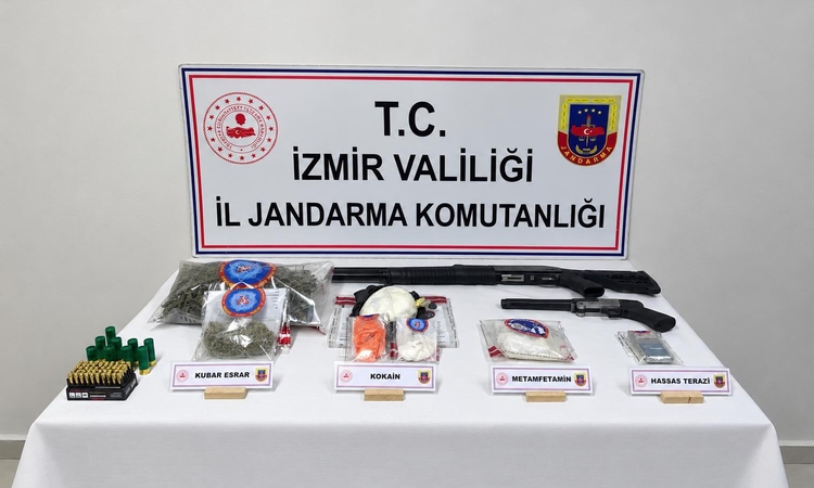 Son Gelişme: İzmir'de uyuşturucu operasyonunda 1 kilo kokain ele geçirildi; 8 gözaltı ve Merak Edilenler