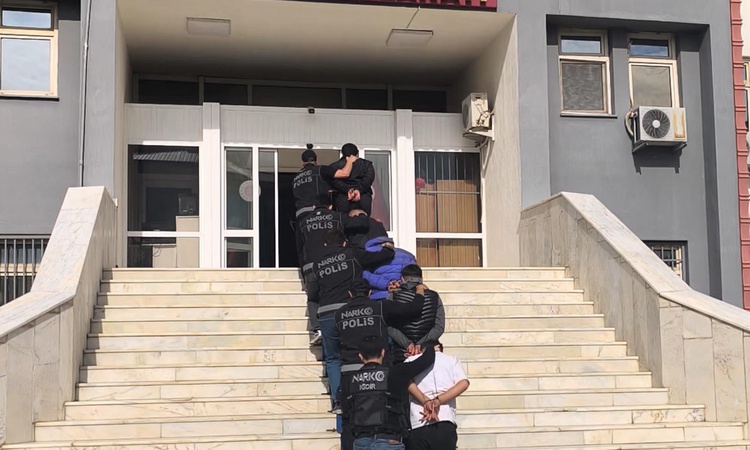 Son Gelişme: Iğdır'da otobüsle uyuşturucu sevk eden 5 şüpheli 592 gram metamfetaminle hakkında tutuklama karar