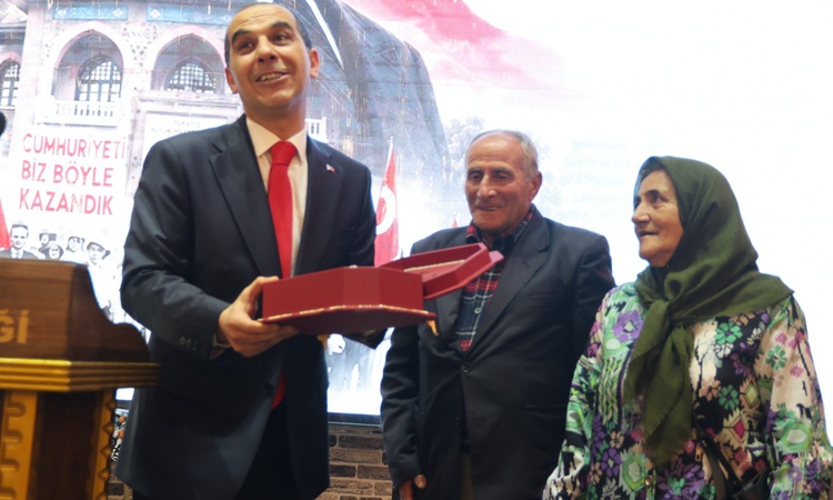 Son Gelişme: Iğdır Valiliği, bayrakla pedal çeviren 68 yaşındaki Çiftçi'yi resepsiyonda ağırladı: Gelişmeler T