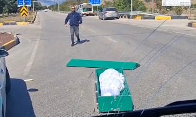 Son Gelişme: Isparta'da cenaze nakil aracından tabut yola gerileme kaydetti, şoför yeniden yerleştirdi ve Mera